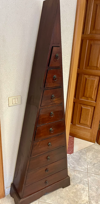 Cajonera de madera ornamental