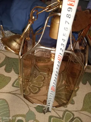 Lámpara de techo dorada y transparente