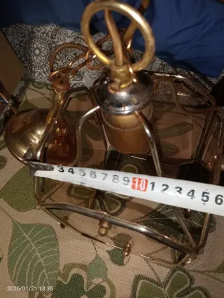 Lámpara de techo dorada y transparente