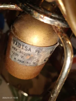 Lámpara de techo dorada y transparente