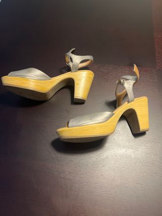 Sandalias piel plateadas tacón