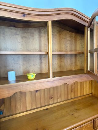 Mueble de salón de madera con vitrina