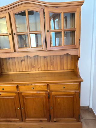 Mueble de salón de madera con vitrina