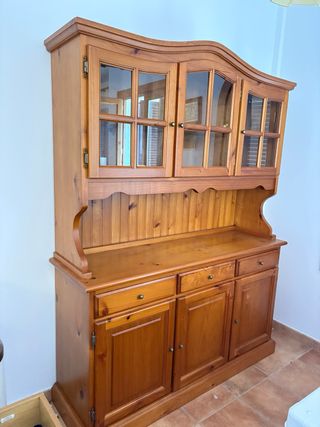 Mueble de salón de madera con vitrina