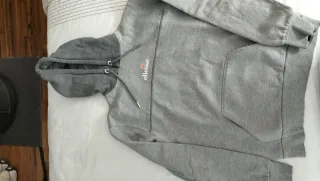 Sudadera Ellesse Gris y pantalón Joma