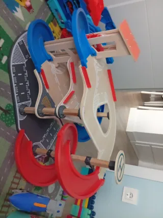 Pista de coches de madera para niños