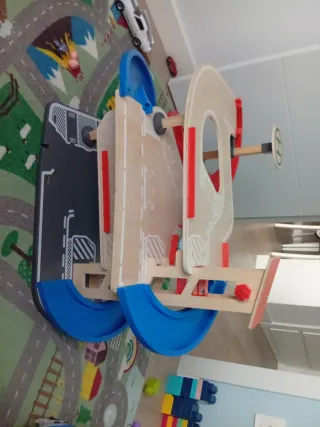 Pista de coches de madera para niños