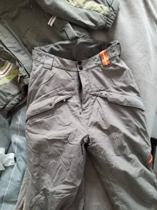 Conjunto nieve Quechua verde oliva 12 años