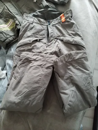 Conjunto nieve Quechua verde oliva 12 años