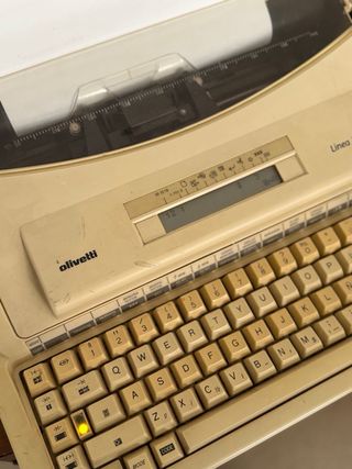 Macchina da scrivere elettronica Olivetti Linea 104