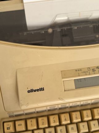 Macchina da scrivere elettronica Olivetti Linea 104