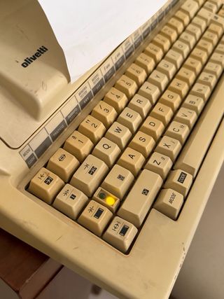 Macchina da scrivere elettronica Olivetti Linea 104