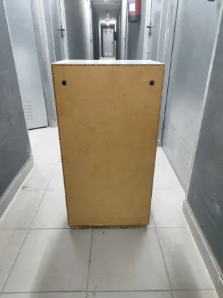 Alacena blanca de madera