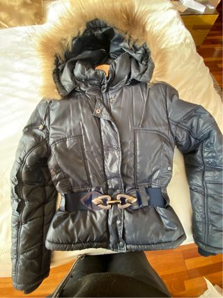 Parka corta azul con capucha y cinturón