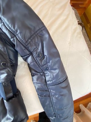 Parka corta azul con capucha y cinturón