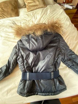 Parka corta azul con capucha y cinturón