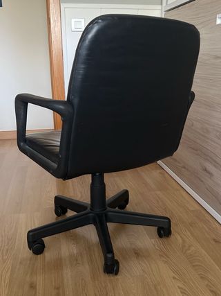 Silla de oficina negra