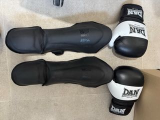 Guantes y espinilleras boxeo DAN