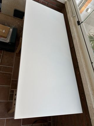 Mesa blanca con caballetes Mittback