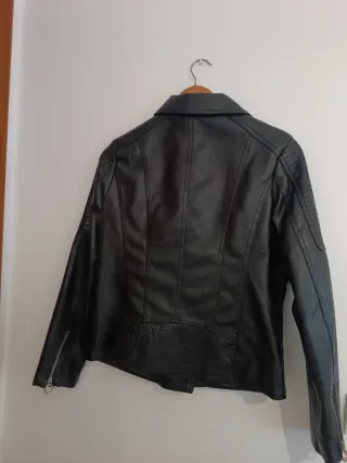 Chaqueta de piel negra