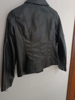 Chaqueta de piel negra