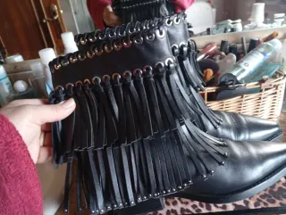 Botín negro con flecos y tachuelas