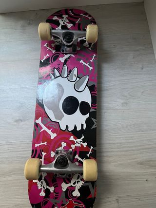Skate con diseño de calaveras y huesos