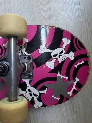 Skate con diseño de calaveras y huesos