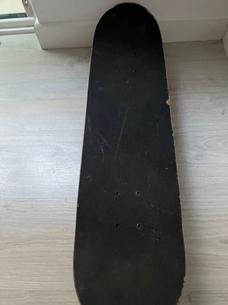 Skate con diseño de calaveras y huesos