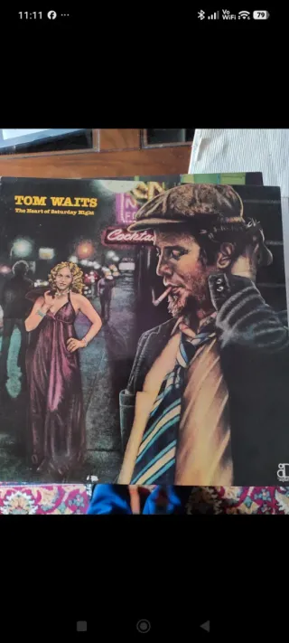 Vendo vinilos antiguos de Tom Waits.