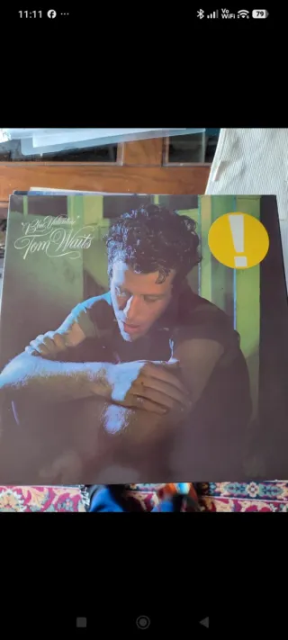 Vendo vinilos antiguos de Tom Waits.
