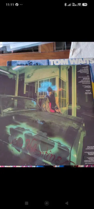 Vendo vinilos antiguos de Tom Waits.