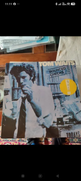 Vendo vinilos antiguos de Tom Waits.
