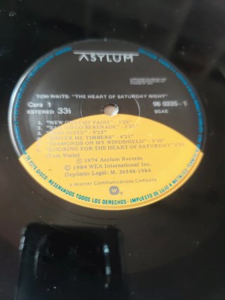 Vendo vinilos antiguos de Tom Waits.