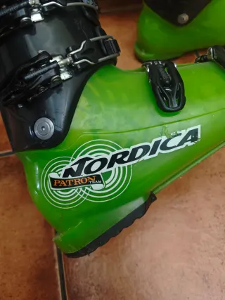 Botas de esquí verdes