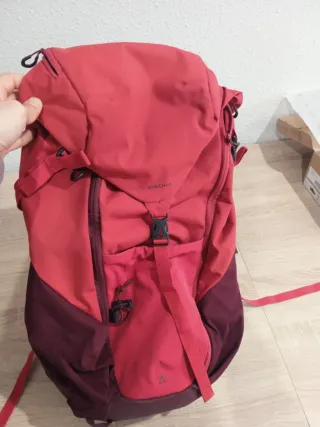Mochila Quechua 20L Roja y Morada