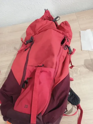 Mochila Quechua 20L Roja y Morada