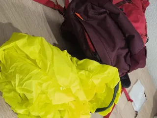 Mochila Quechua 20L Roja y Morada