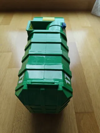 Camión de la basura verde