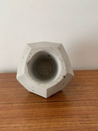 Maceta geométrica de piedra