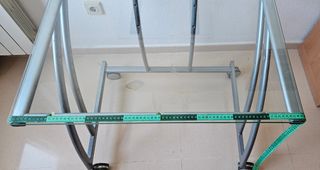 Mesa de cristal con ruedas, de estudiar y decorar