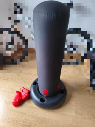 Saco de boxeo infantil con guantes