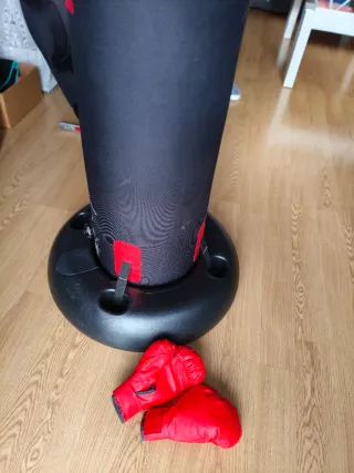 Saco de boxeo infantil con guantes