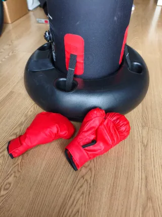 Saco de boxeo infantil con guantes