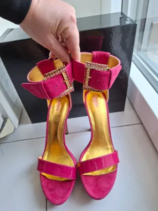 Sandalo tacco alto fucsia con strass