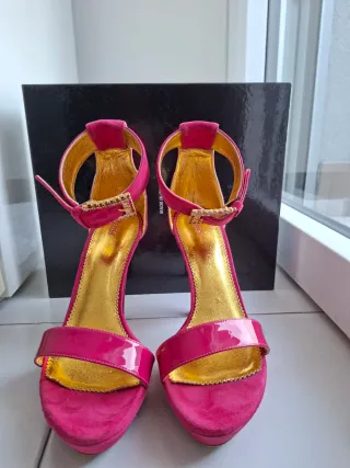Sandalo tacco alto fucsia con strass