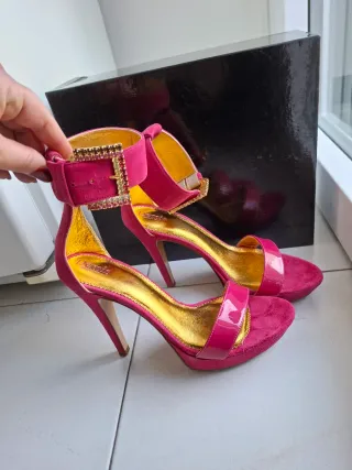 Sandalo tacco alto fucsia con strass