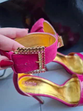 Sandalo tacco alto fucsia con strass