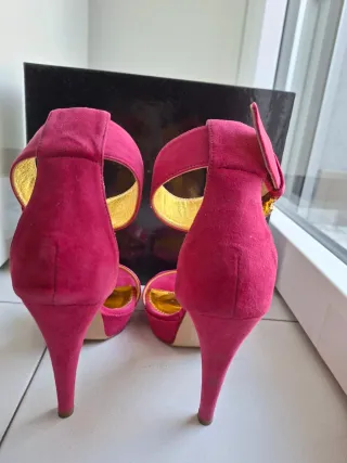 Sandalo tacco alto fucsia con strass