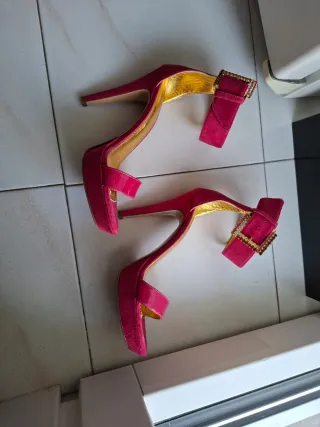 Sandalo tacco alto fucsia con strass